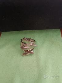 Anello a fascia larga in argento 925 con design on