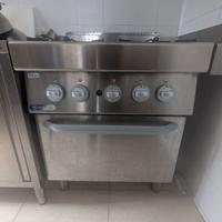 Cucina professionale 4 fuochi e forno