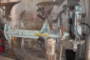 Aratro bivomere reversibile