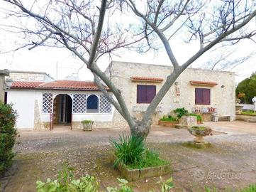 Rustico / Casale di 140 m² con più di 5 locali a M