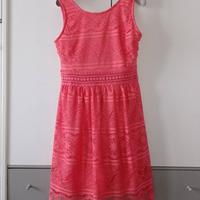 Abito in pizzo color corallo