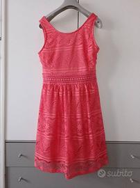 Abito in pizzo color corallo