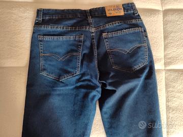 pantaloni jeans e maglina 