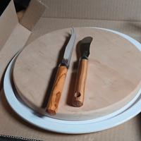 Tagliere con  piatto e coltelli per formaggio 