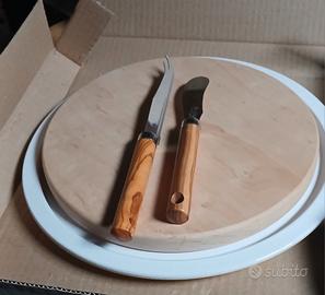 Tagliere con  piatto e coltelli per formaggio 