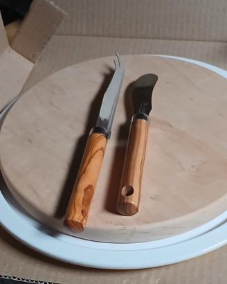 Tagliere con  piatto e coltelli per formaggio 