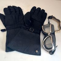 Guanti e occhialoni per moto