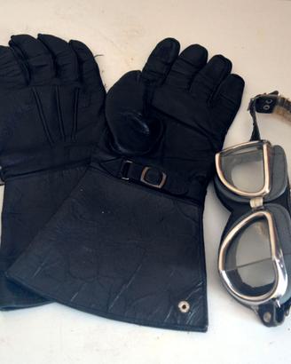Guanti e occhialoni per moto