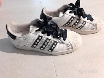 Adidas Superstar bianche e nere personalizzate Abbigliamento e