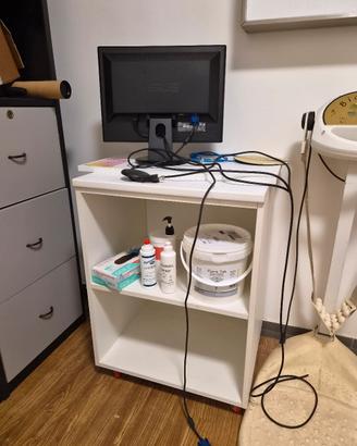 mobiletto in legno per studio medico