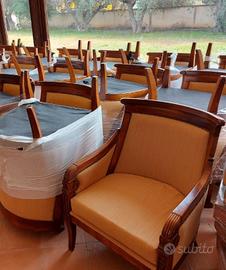 Poltrona arte povera con braccioli in tessuto beig