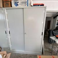 Armadio in metallo con ante scorrevoli