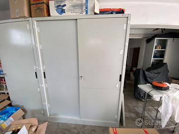 Armadio in metallo con ante scorrevoli