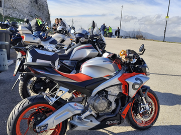 Aprilia Tuono 660 compreso passaggio