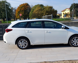 Toyota auris 2017 ibrida