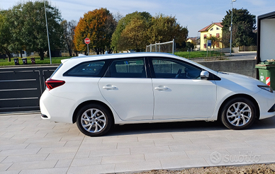 Toyota auris 2017 ibrida