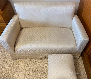 Divano 2 posti + 1 pouf in stoffa damascata