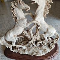 Statua cavalli che lottano