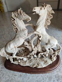 Statua cavalli che lottano