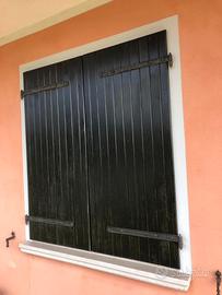 Scuri in legno verniciati