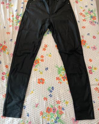Pantaloni neri a vita alta