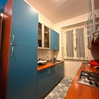 Cucina con elettrodomestici