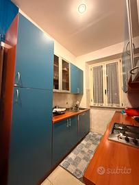 Cucina con elettrodomestici