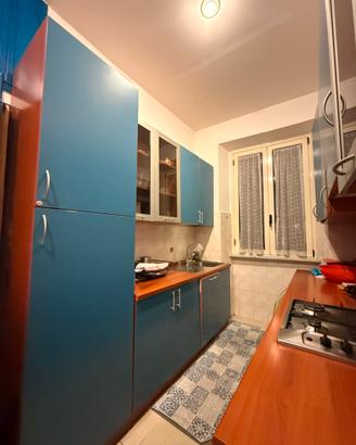 Cucina con elettrodomestici