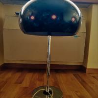 Lampada da tavolo con calotta in vetro nero lucido