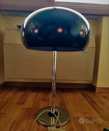 Lampada da tavolo con calotta in vetro nero lucido