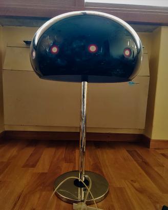 Lampada da tavolo con calotta in vetro nero lucido