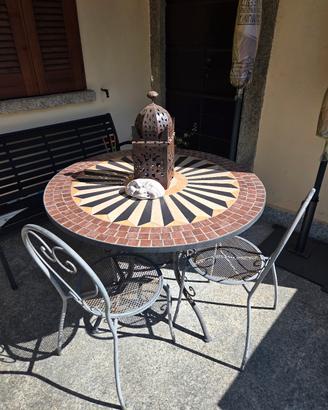 tavolo a mosaico in ferro battuto