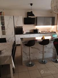 Cucina con quarzo vero con isola