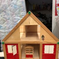 Casa per le bambole con arredamento in legno