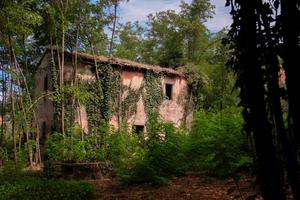 Terreno con casolare e altri manufatti
