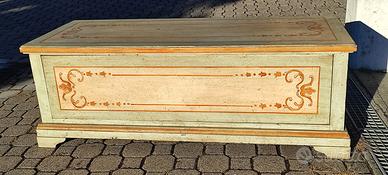 cassapanca in legno  dipinta a mano