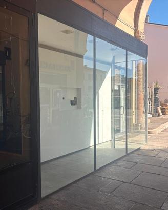 Vetrina espositiva in zona di forte passaggio