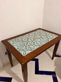 Tavolo con piano in piastrelle decorate 80x140