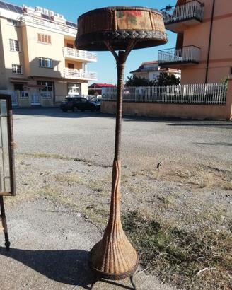 Lampada piantana in modollino primi del 900
