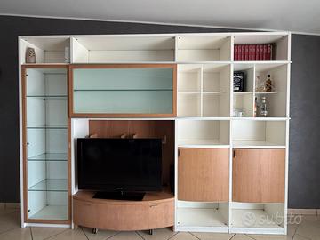 Parete attrezzata con vetrina e porta TV