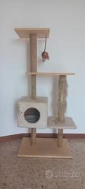 gioco con tiragraffi per gatti