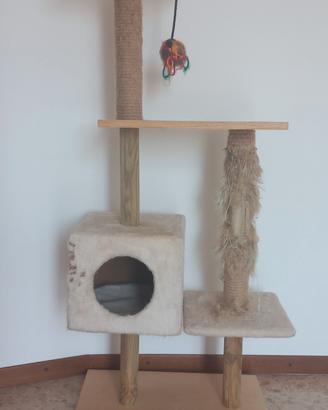 gioco con tiragraffi per gatti