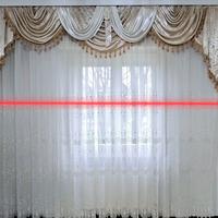 Tende decorative fatta in colori e ricami diversi 
