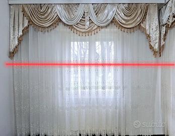 Tende decorative fatta in colori e ricami diversi 