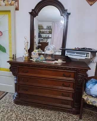 armadio, como', comodini e testata letto