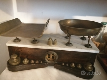 Bilancia antica con pesi funzionante