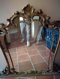 Specchio con cornice in legno-gesso dorata