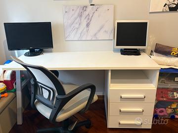 Scrivania e sedia ergonomica