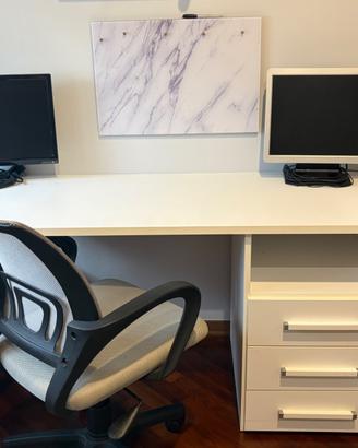 Scrivania e sedia ergonomica