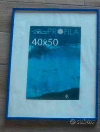 Cornice da appendere 40x50, bordo blu